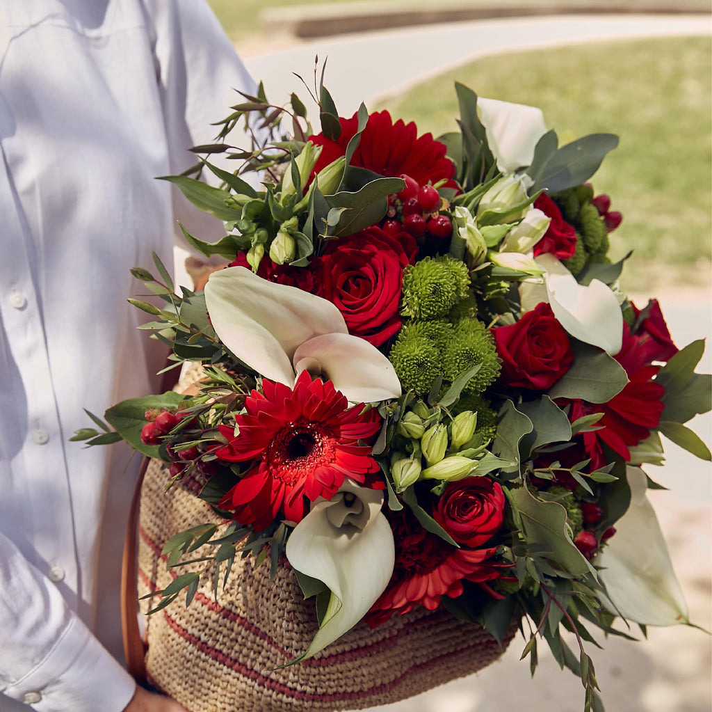 Bouquet de fleurs variées aux teintes rouges et blanches livraison Paris