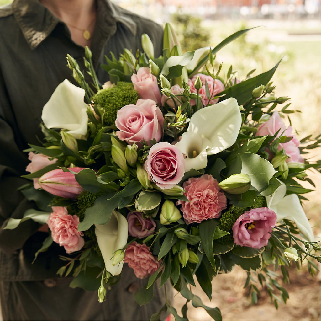 Bouquet de fleurs variées aux teintes roses et blanches livraison Paris