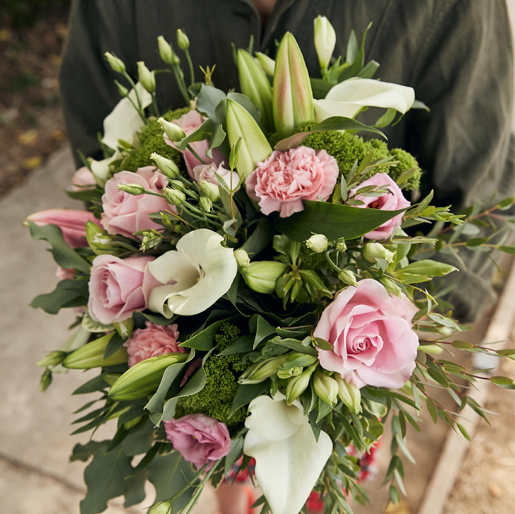 Bouquet de fleurs variées aux teintes roses et blanches livraison Paris