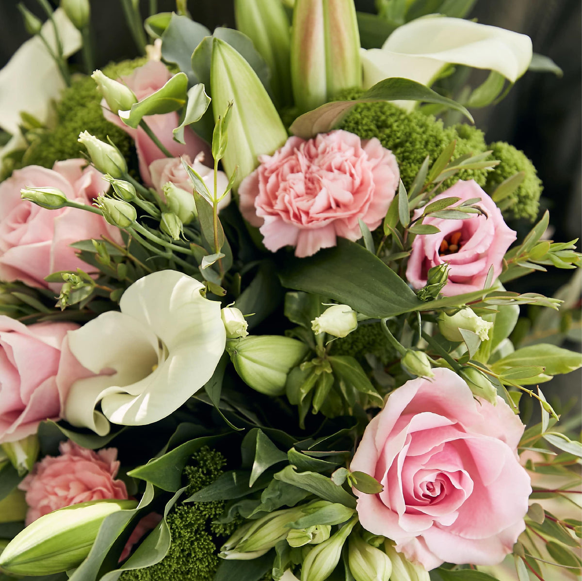Bouquet de fleurs variées aux teintes roses et blanches livraison Paris
