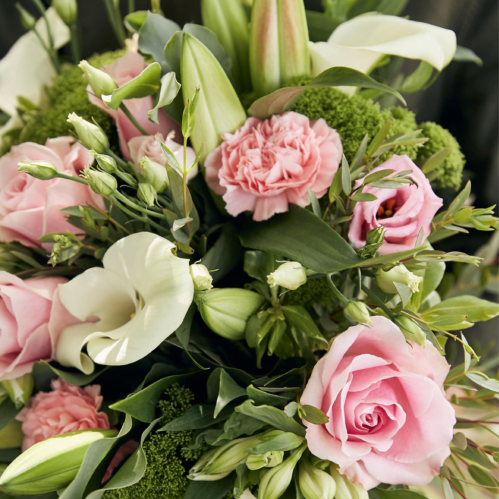 Bouquet de fleurs variées aux teintes roses et blanches livraison Paris