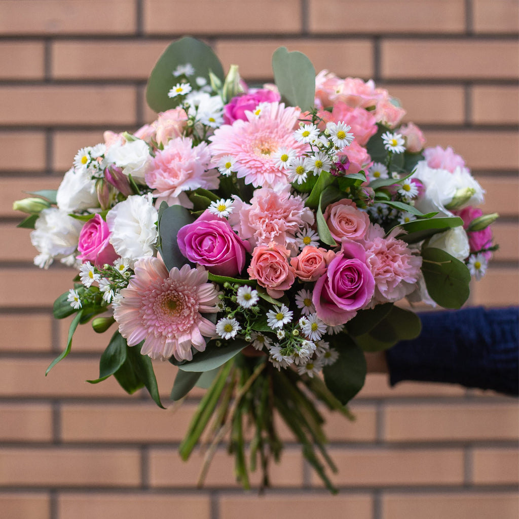 Bouquet de fleurs variées aux teintes roses et blanches livraison Paris