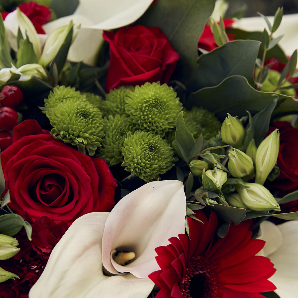 Bouquet de fleurs variées aux teintes rouges et blanches livraison Paris
