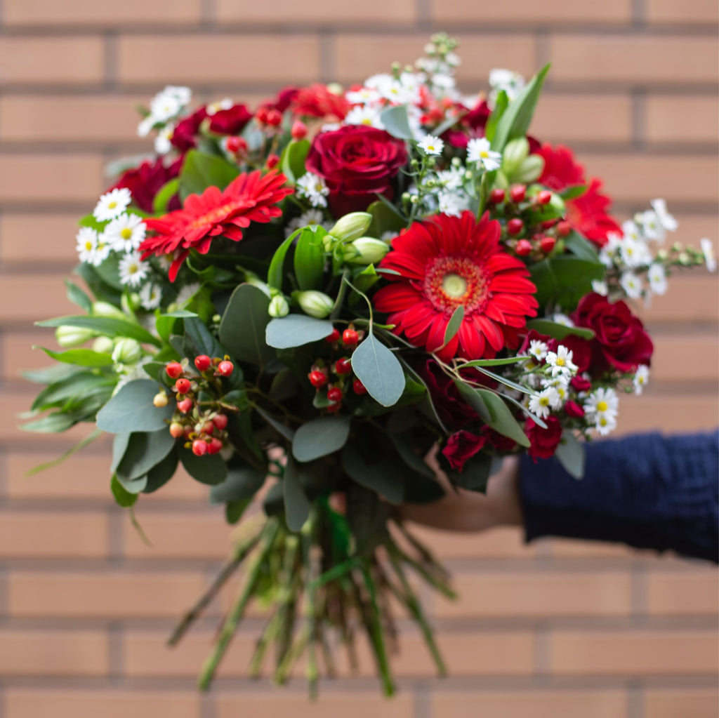 Bouquet de fleurs variées aux teintes rouges et blanches livraison Paris