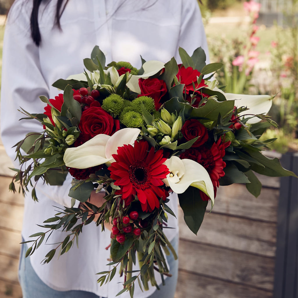 Bouquet de fleurs variées aux teintes rouges et blanches livraison Paris